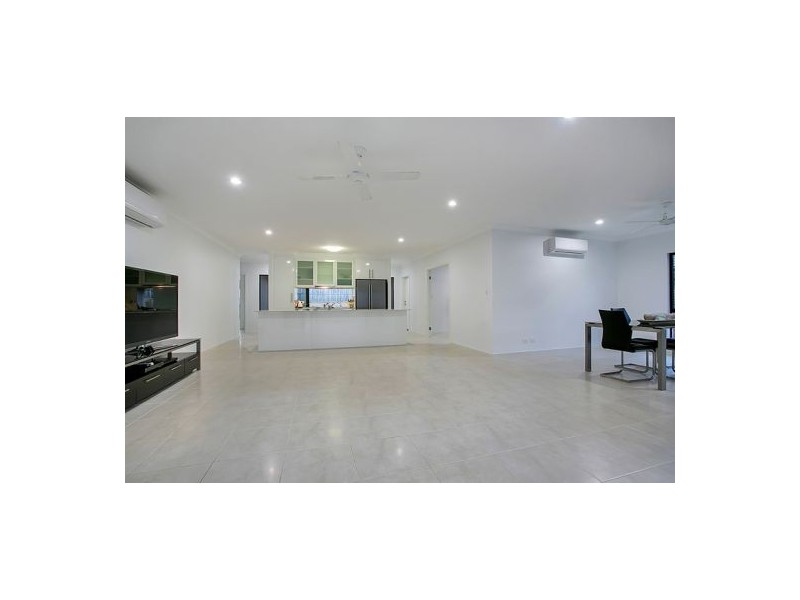 10 Botany Ave, Redlynch QLD 4870