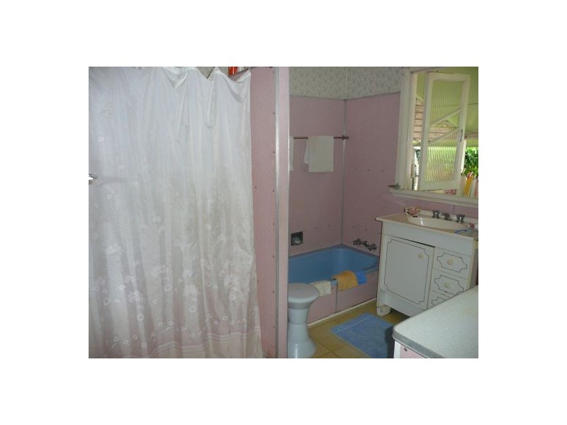 54 Collinson St, Westcourt QLD 4870