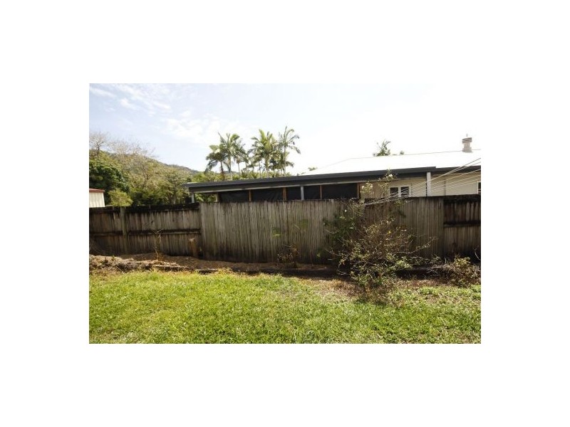 28 Murchison St, Whitfield QLD 4870