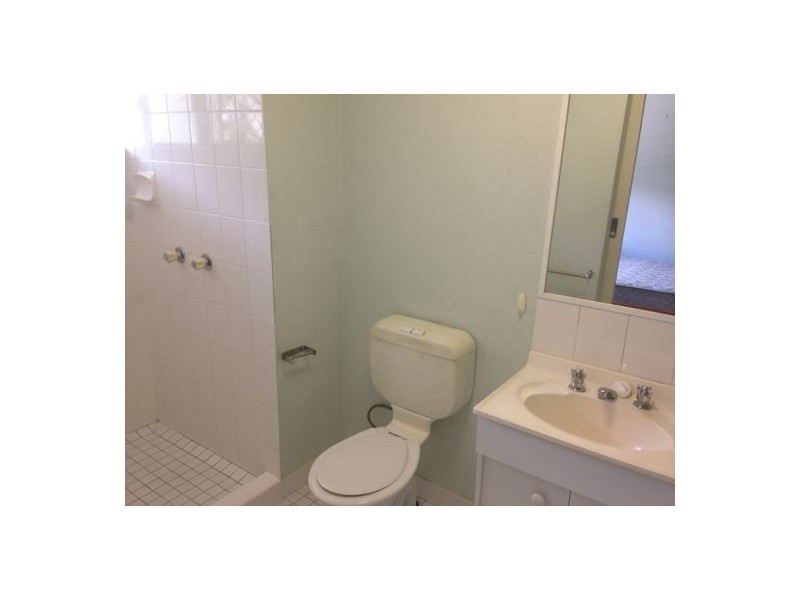 2/346 Mccoombe Street, Mooroobool QLD 4870