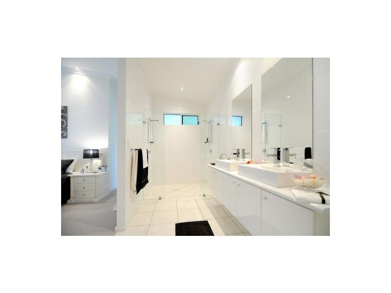 2 Carmelo Close, Whitfield QLD 4870