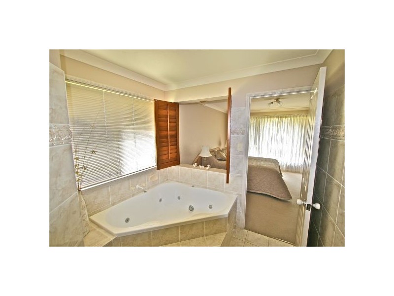 70 Riversdale Blvd, Banora Point NSW 2486