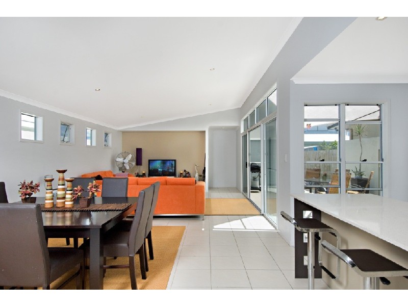 2 Komodo Court, Kawana Island QLD 4575