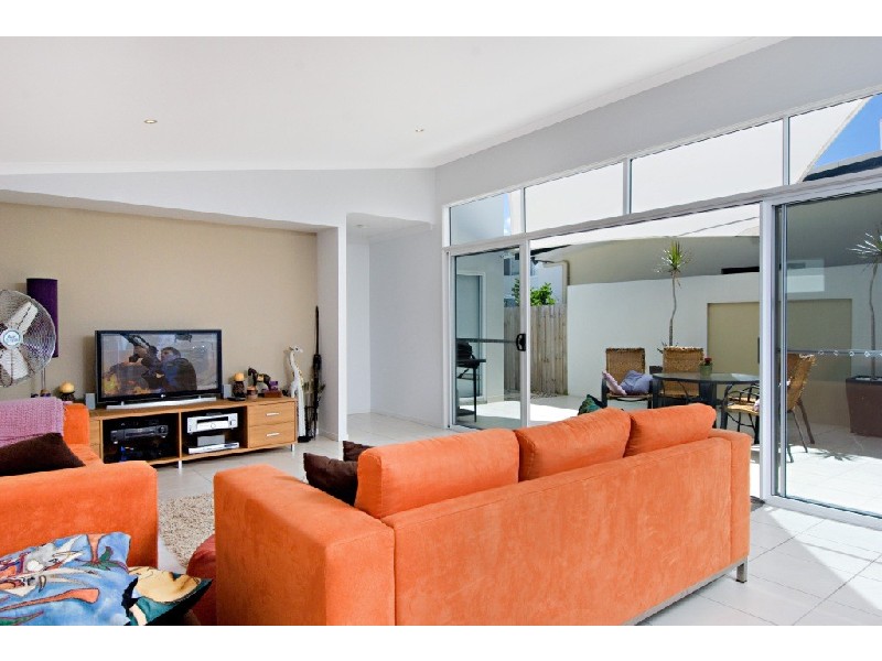 2 Komodo Court, Kawana Island QLD 4575