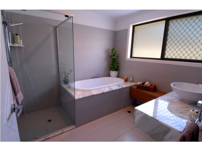 8 Rakumba Place ‘Hideaway Waters’, Mountain Creek QLD 4557