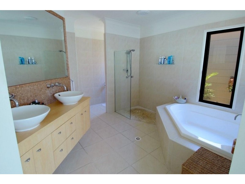 34 Baker-Finch Place, Twin Waters QLD 4564