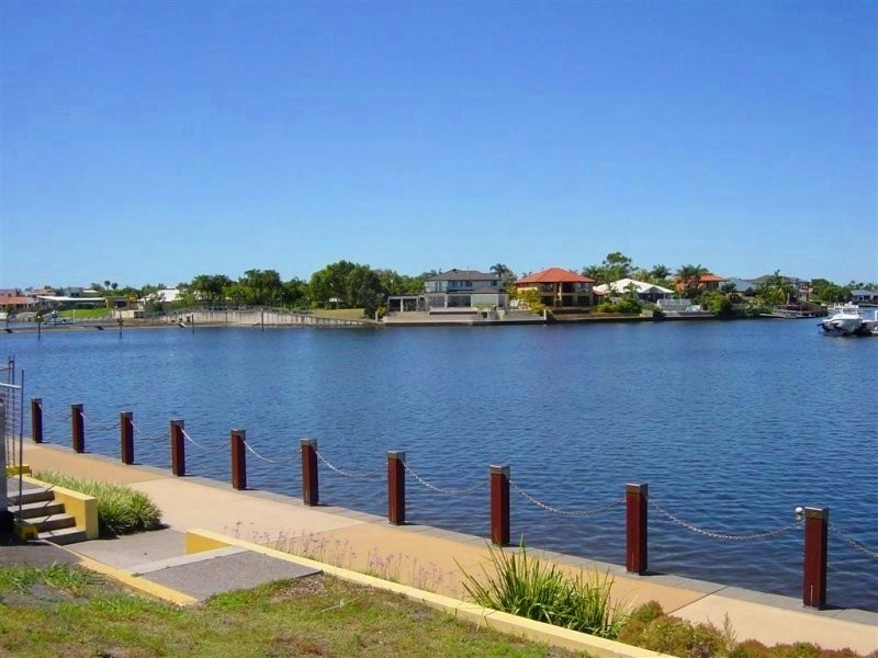 8 Melos Place, Kawana Island QLD 4575