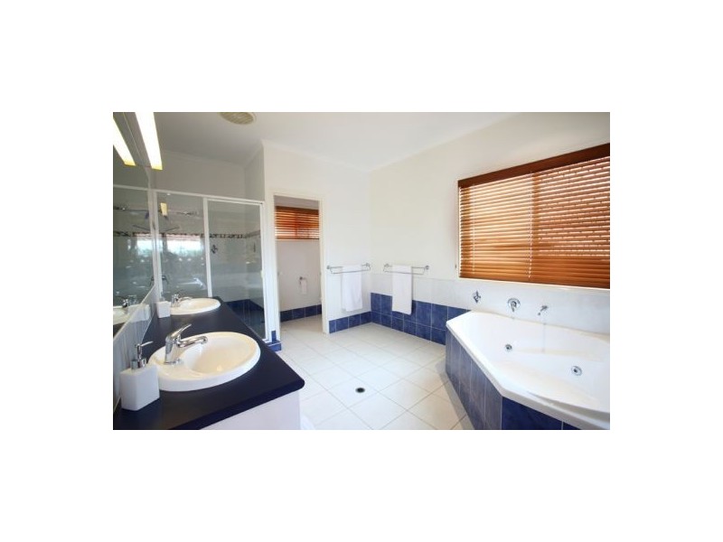 84 Sunbird Chase, Parrearra QLD 4575