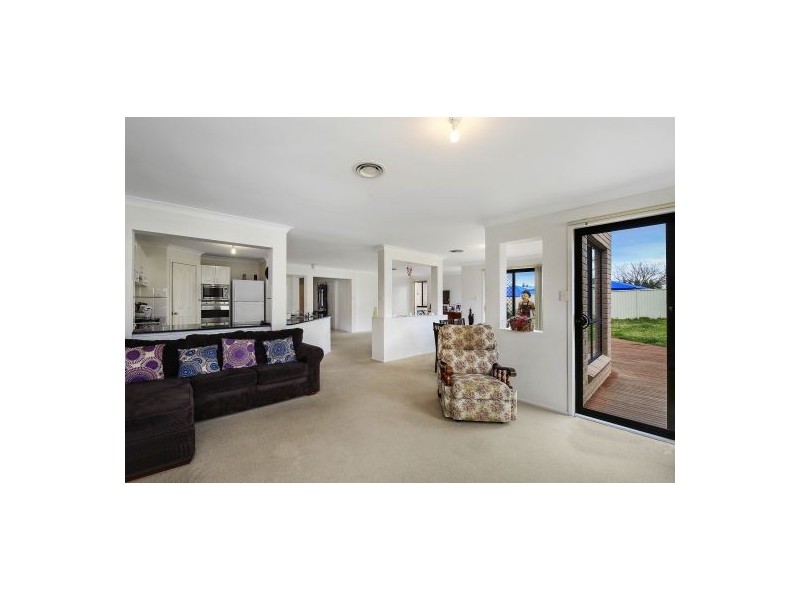 13 Highcliff Close, Woongarrah NSW 2259