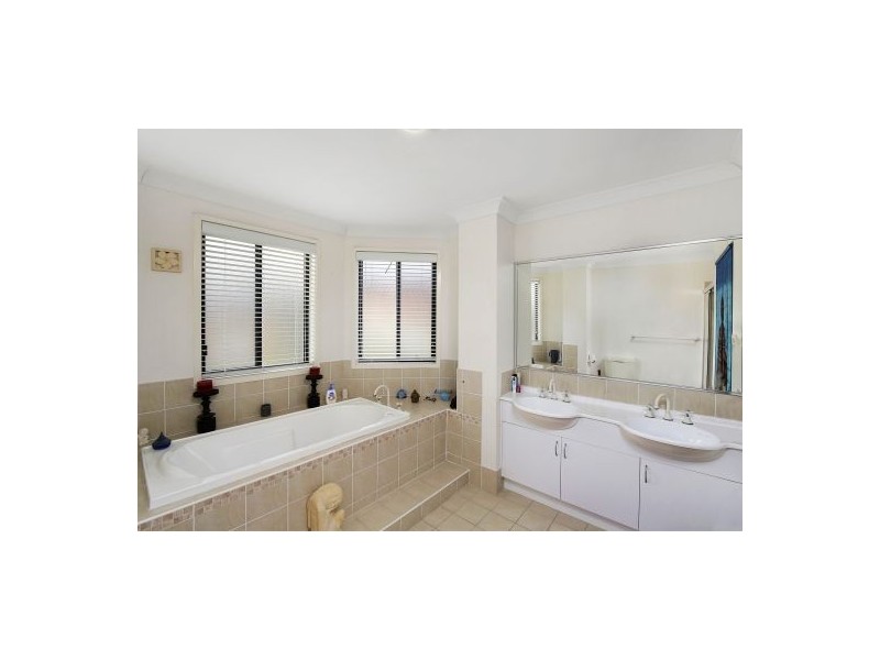 13 Highcliff Close, Woongarrah NSW 2259