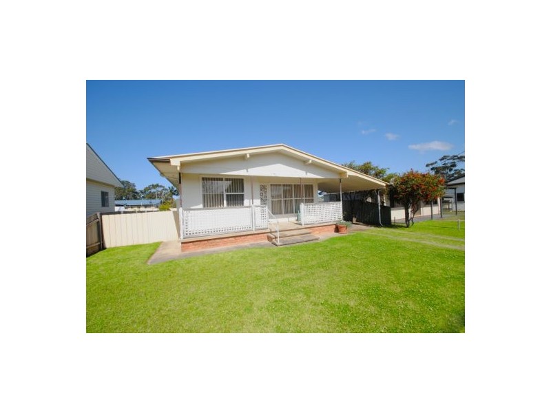 9 Vernon Avenue, Gorokan NSW 2263