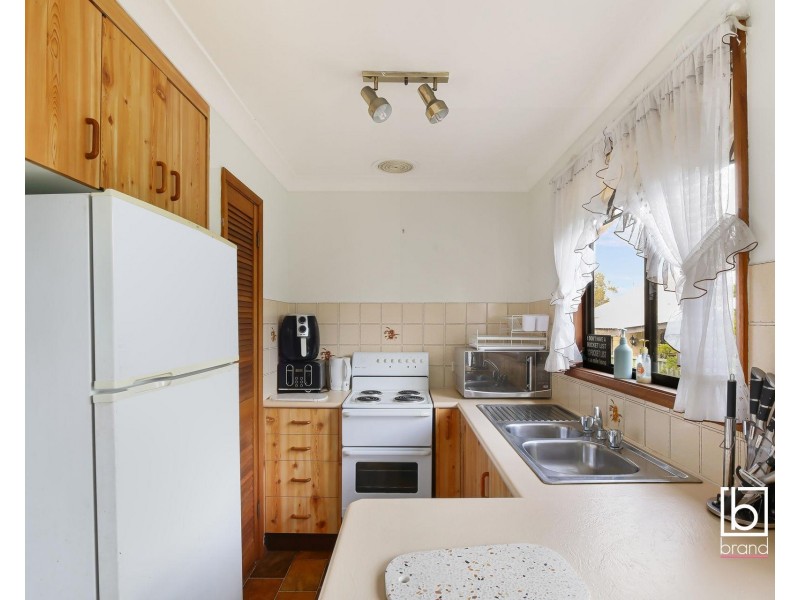 1 Cadonia Road, Tuggerawong NSW 2259