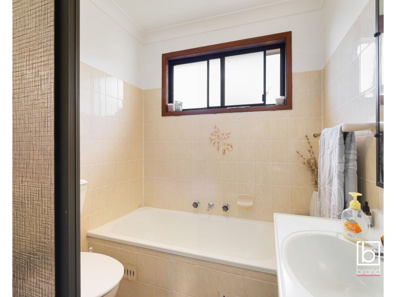 1 Cadonia Road, Tuggerawong NSW 2259