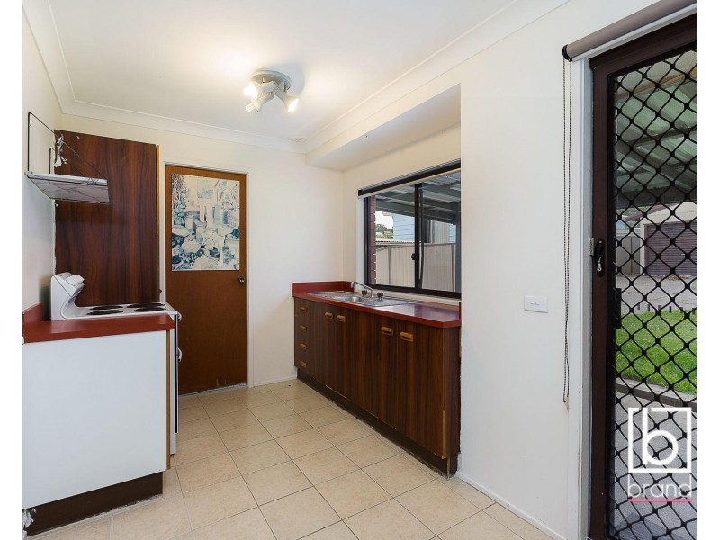 33 Campbell Parade, Mannering Park NSW 2259