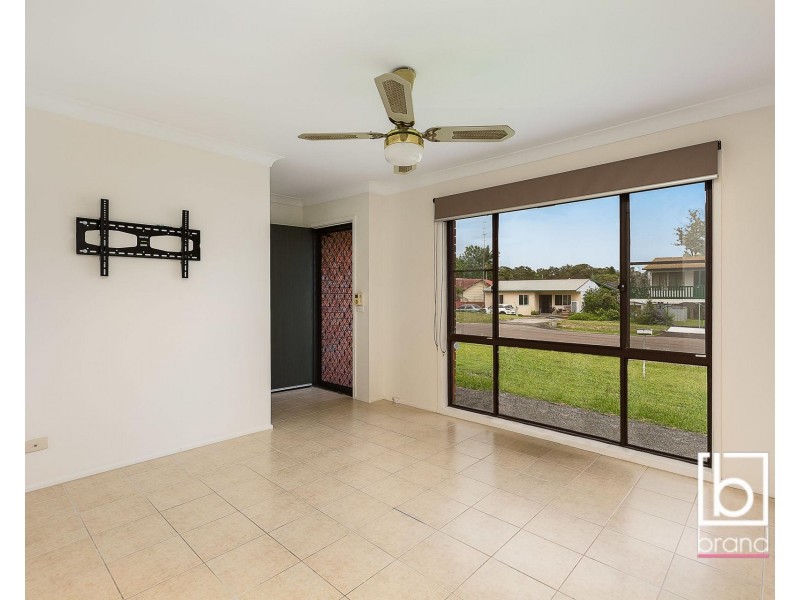 33 Campbell Parade, Mannering Park NSW 2259