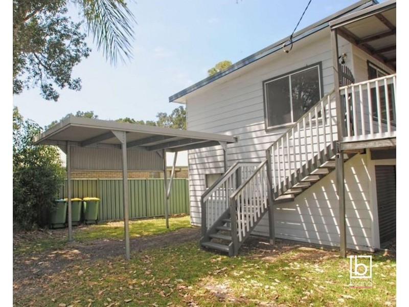 16 (Upstairs) Acacia Avenue, Lake Munmorah NSW 2259