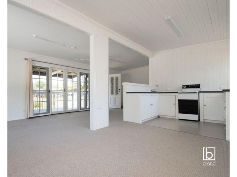 16 (Upstairs) Acacia Avenue, Lake Munmorah NSW 2259