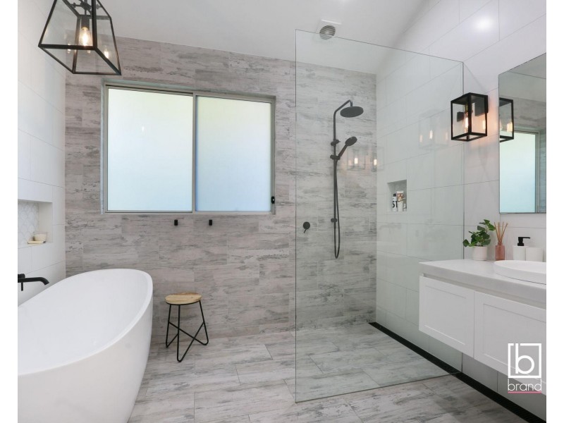 18 Poplars Avenue, Bateau Bay NSW 2261