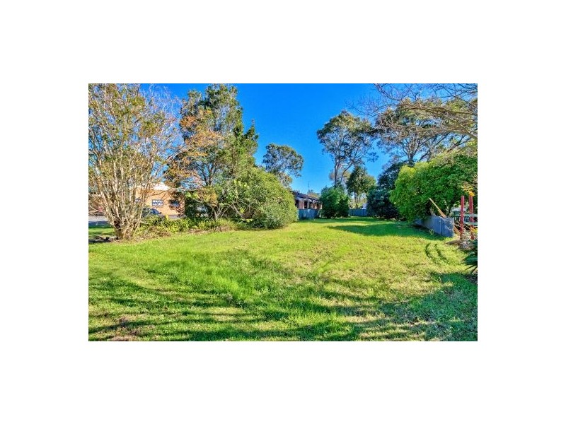 8 Cadonia Road, Tuggerawong NSW 2259