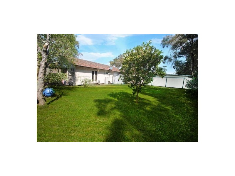 8 Gleddon Avenue, Gorokan NSW 2263