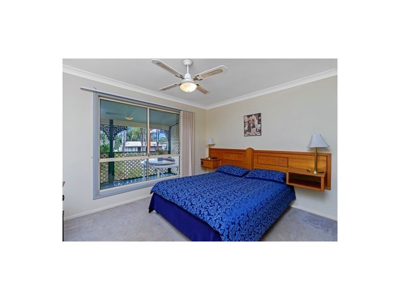 11 Warrina Avenue, Summerland Point NSW 2259