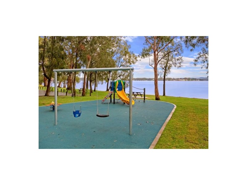 11 Warrina Avenue, Summerland Point NSW 2259