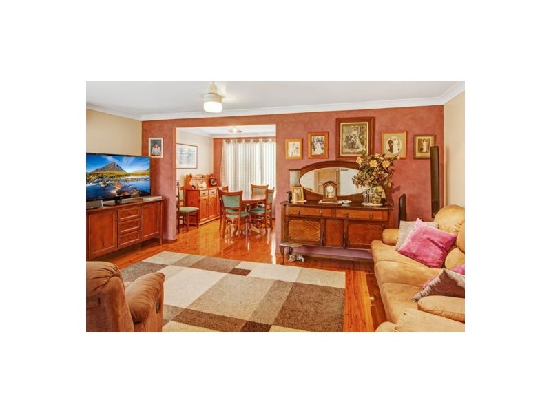 1 Esther Close, Gorokan NSW 2263