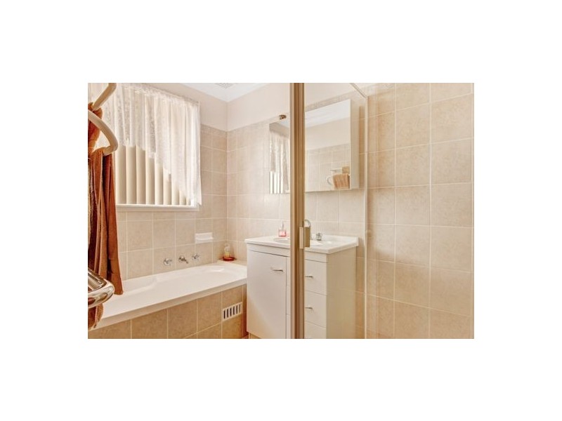 1 Esther Close, Gorokan NSW 2263