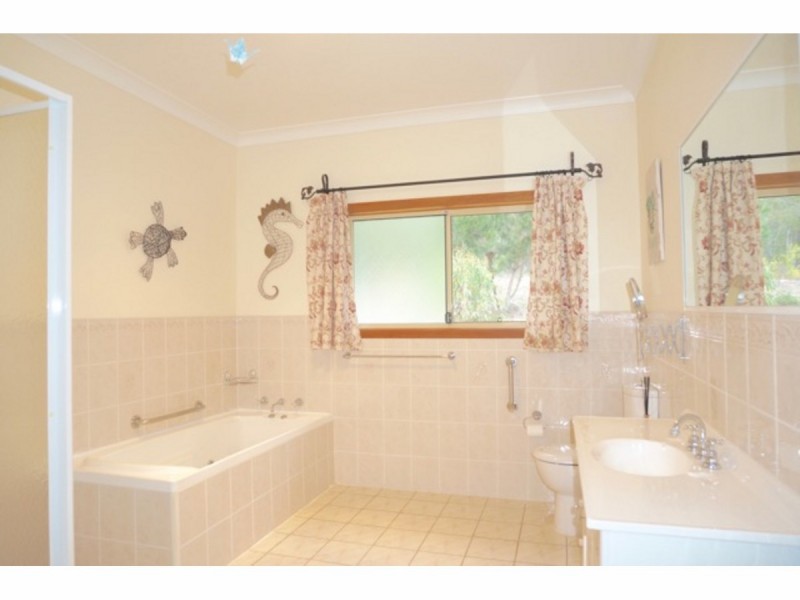 18 McArthur Drive, Falls Creek NSW 2540