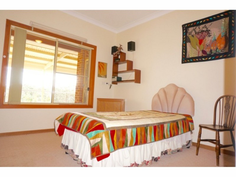 18 McArthur Drive, Falls Creek NSW 2540