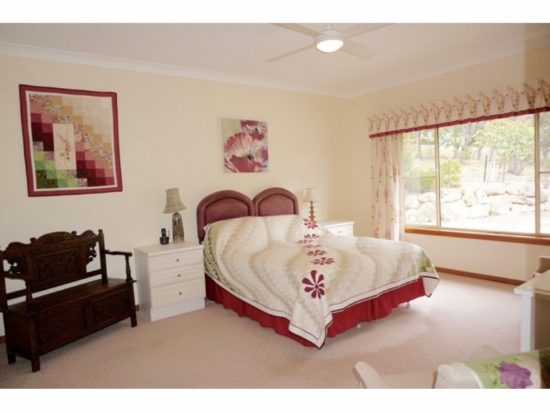 18 McArthur Drive, Falls Creek NSW 2540