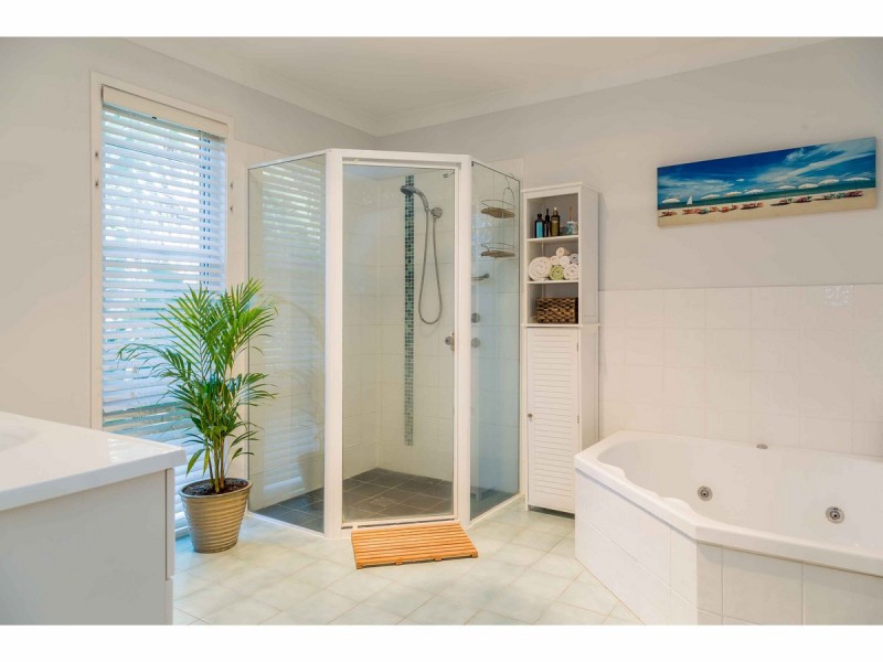 12 Sunnyside Avenue, Woollamia NSW 2540