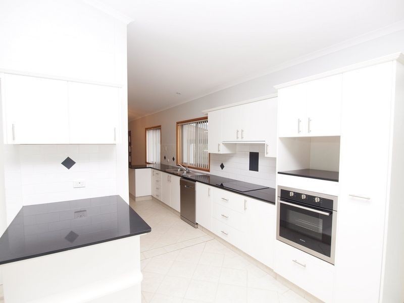 8 St George Avenue, Vincentia NSW 2540