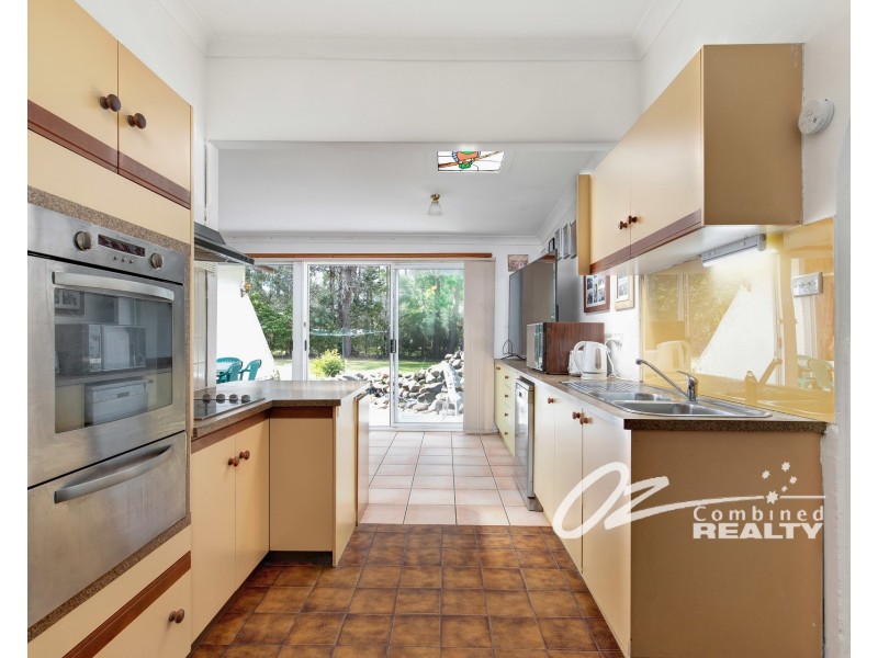 7 Knoll Parade, Woollamia NSW 2540