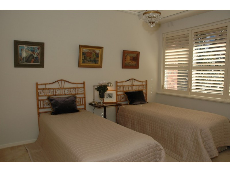 1/3 Wallace Ave, Toorak VIC 3142