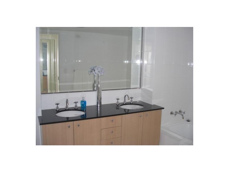 806/107 Beach Street, Port Melbourne VIC 3207
