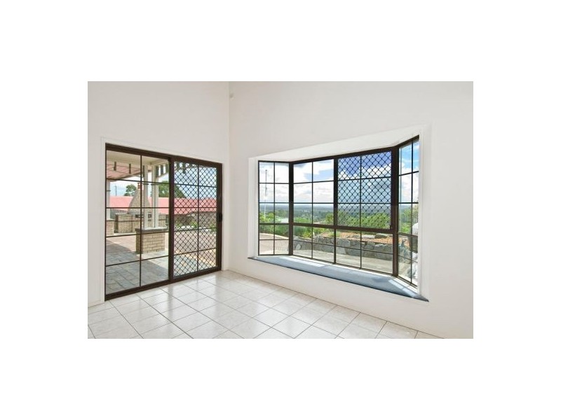 19 Hillside Cres, Edens Landing QLD 4207