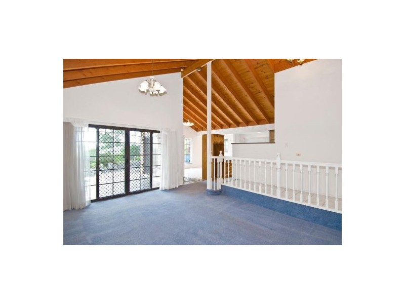 19 Hillside Cres, Edens Landing QLD 4207