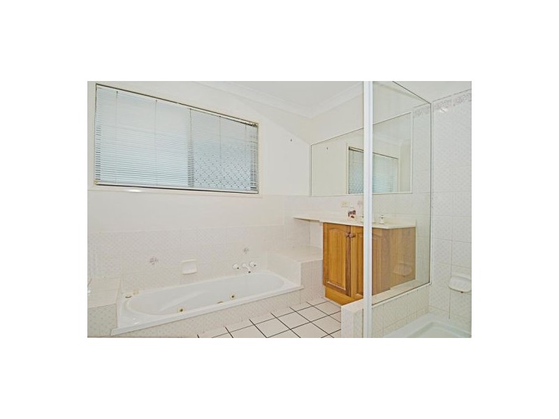 19 Hillside Cres, Edens Landing QLD 4207