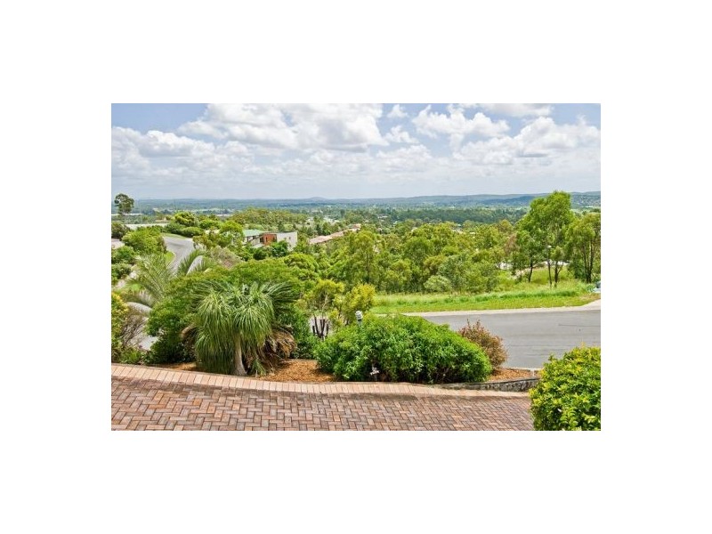 19 Hillside Cres, Edens Landing QLD 4207