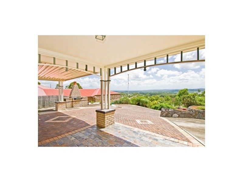 19 Hillside Cres, Edens Landing QLD 4207