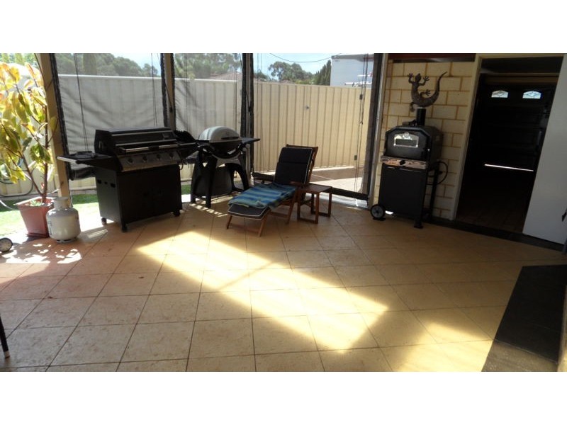 9 DUNBAR COURT, Meadow Springs WA 6210