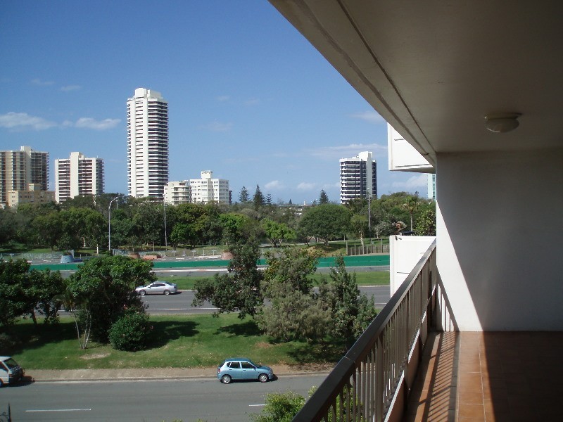 13 18 Commodore Drive, Paradise Waters QLD 4217