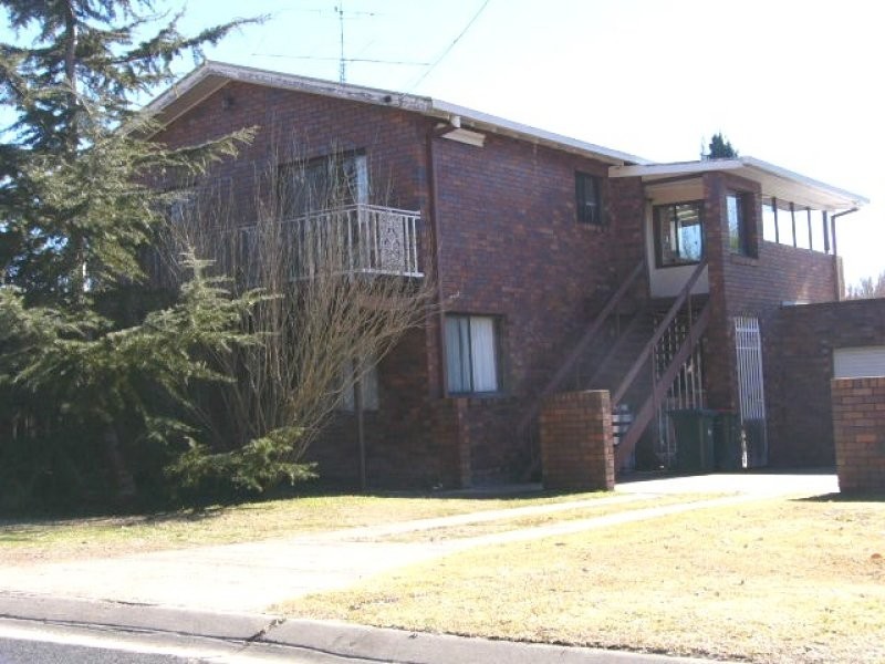 2/25 James Avenue, Armidale NSW 2350