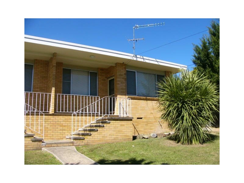 2/5 Carey Avenue, Armidale NSW 2350