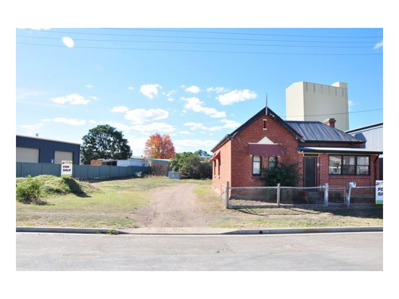 6 In Street West, Tamworth NSW 2340