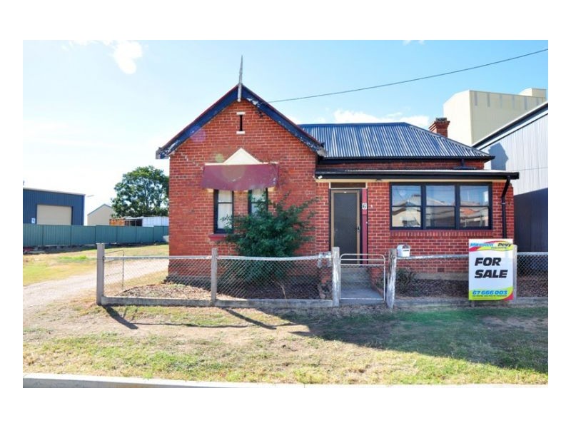 6 In Street West, Tamworth NSW 2340