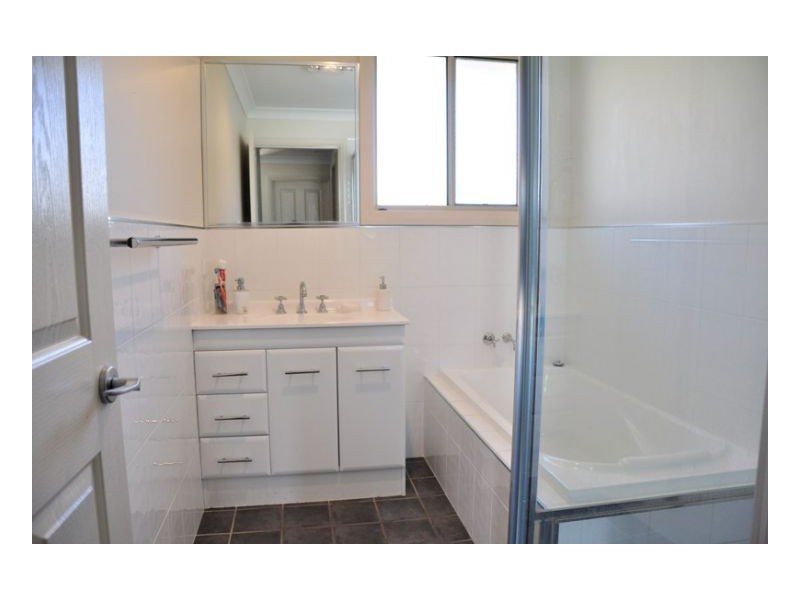 19A Illoura Street, Tamworth NSW 2340