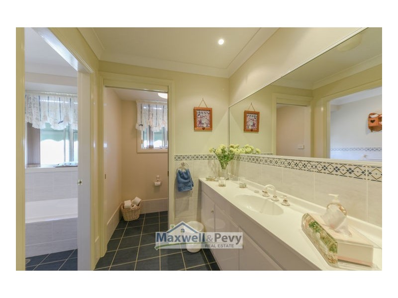 11 Mulwala Close, Tamworth NSW 2340