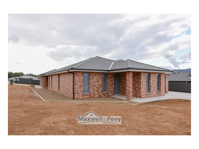 Units 1&2/28 Magpie Drive, Tamworth NSW 2340